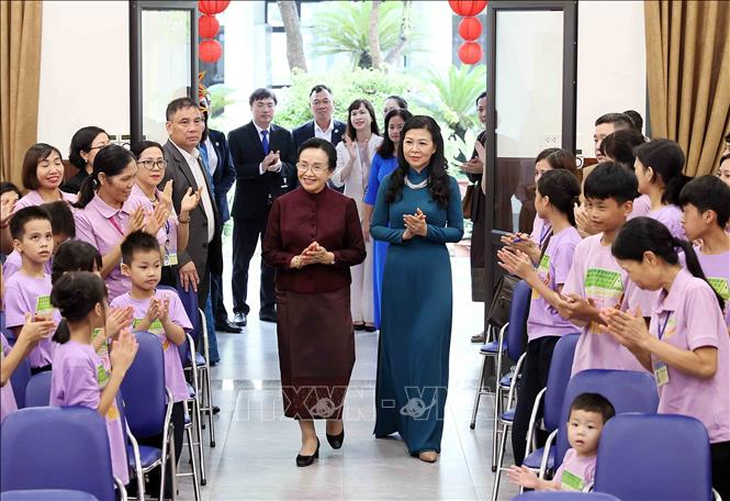 Phu nhân Ngô Phương Ly và Phu nhân Naly Sisoulith thăm Làng trẻ em Birla Hà Nội